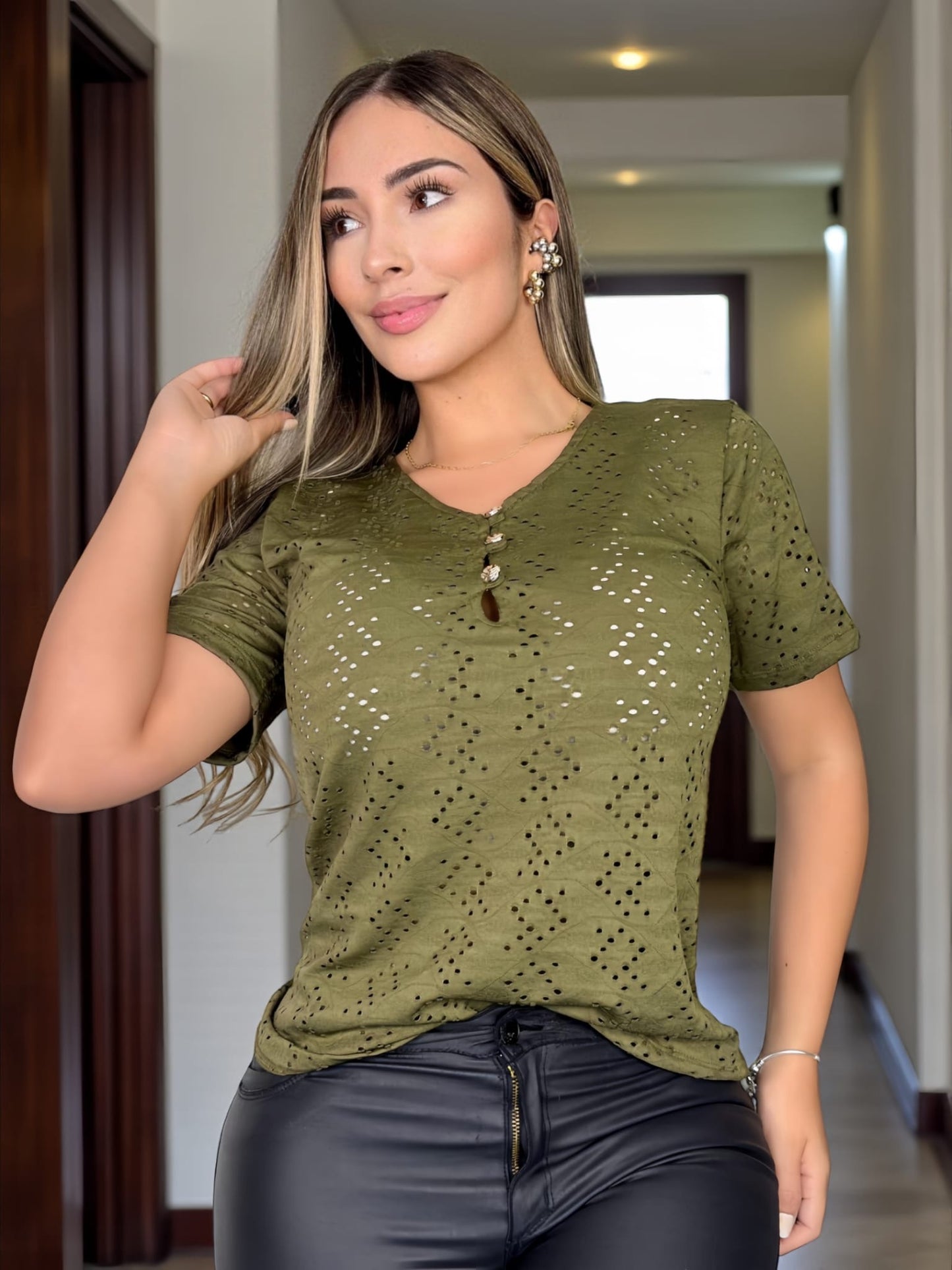 BLUSA OJALILLO CON BOTONES DECORATIVOS